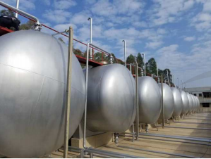  广美化工100立方化学储罐喷砂除锈防腐处理