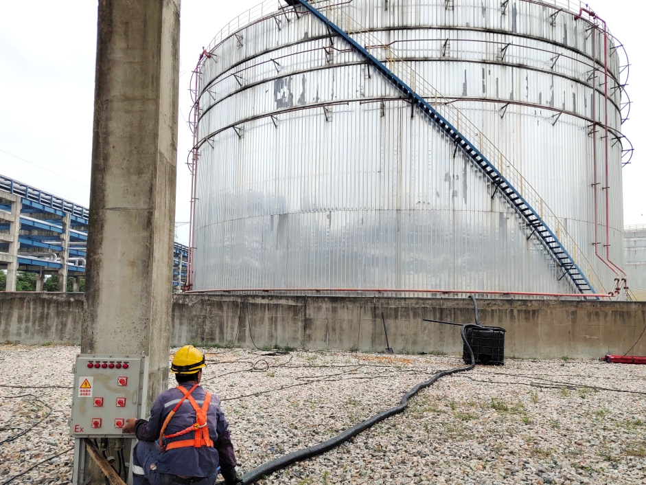  福建古雷港石化10万方油罐机械清洗
